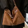 Bolsa fosca vintage de grande capacidade para mulheres, nova bolsa de ombro casual versátil 2026, bolsa tote para o dia a dia, mochila de ombro duplo