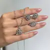 Collar para Mujer 2026 Nuevo Modelo Lujo Ligero Nicho Regalo de Cumpleaños Pendientes Clavos para Oreja Accesorios Elegantes de Gama Alta Juego de Tres Piezas