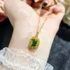 Pendientes de Colgante Rectangulares Pequeños con Racimo de Diamantes Verdes de Lujo de Nicho Estilo Palacio Retro Anillo Abierto Conjunto Elegante de Tres Piezas para Mujer