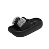 Pantuflas gruesas con lazo de pedrería estilo influencer para mujer, nuevo modelo de verano 2026, sandalias de suela blanda para exteriores, zapatos versátiles para la playa