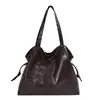 Bolsa tote casual de grande capacidade para mulheres, novo estilo 2026, bolsa de ombro simples e versátil, estilo coreano, descontraída e chique, projetada para ser carregada sob o braço