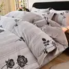 Set de cuatro piezas de terciopelo de leche bordado tridimensional engrosado para otoño e invierno, con un diseño fresco y elegante, cálido terciopelo de copo de nieve y un juego de tres piezas de terciopelo para bebé