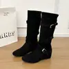 Moda Europea y Americana Nuevo Casual Plisado Hebilla Correa Mujer Otoño Terciopelo Estilo Coreano Punta Redonda Retro Botas Altas 2026 Aumento Oculto de Altura
