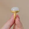 Diseño Original Mundo Zhen Bao Gu Fa Incrustaciones de Oro Jade Blanco Natural Hotan Suet Anillo S925 Anillo para Dedo Pequeño de Mujer