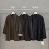 Jaqueta de couro PU retrô MMC com gola de lapela, silhueta de comprimento médio, punhos dobrados e design listrado, jaqueta de couro outono 2026 63W85115