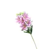 Flores de Lírio de Madeira com Pétalas Grandes São Exibidas na Sala de Estar com Vários Arranjos Florais Combinados com Peças Decorativas Suaves e Arranjos Florais em Vasos na Entrada