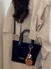 Bolso tipo cubo estilo retro para mujer, nueva colección otoño 2026, diseño coreano simple y casual, alta calidad, bolso de hombro de color liso