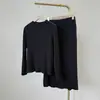 La nueva colección de otoño de Miyake presenta atuendos elegantes y de moda para mujer, que incluyen un conjunto completo de top y falda, un conjunto de dos piezas moderno