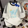 Camiseta de Manga Corta de Algodón Puro Pesado Estilo Universitario con Tres Rayas para Hombres y Mujeres, Verano Ajuste Holgado, Adelgazante, Top Popular Versátil