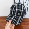Boné de Beisebol Vintage Xadrez Vermelho Estilo Coreano, Boné Versátil Casual Unissex para Todas as Estações Que Faz o Rosto Parecer Menor