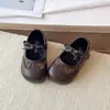 Sapatos de Princesa da Moda para Meninas Primavera Verão 2026 Novo Estilo Solado Macio Sapatos Mary Jane de Bolinhas Sapatos Individuais Para Meninas Bico Fechado Sapatos de Couro