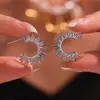 Pendientes Radiantes de Girasol Omaca Forma de C Moda Exquisita Horno Galvanoplastia al Vacío Color Oro 18K Pendientes Conservadores de Color Venta al por Mayor