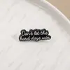 Broche de Citas Inspiradoras Calentadoras de Corazón Blanco y Negro Caricatura Letras Inglesas Versátil Insignia Metálica Accesorios Mayoreo