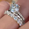 Anillo de Luz de Zirconia Incrustada en Oro Real Chapado en Cobre Transfronterizo Europeo y Americano Lujo Ligero Sensación de Alta Gama Anillo para el Dedo Joyería de Mano Versátil Fabricante Venta al por Mayor en Stock