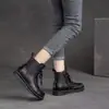 Outono/Inverno 2026 Botas de Combate Estilo Étnico Retrô Femininas Couro Macio Moda Versátil Solado Macio Cabedal Macio Confortável Bico Redondo Sapatos para Mãe