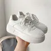 Sapatos Brancos de Solado Grosso Femininos 2026 Novo Primavera/Outono Esportivos Versáteis Plataforma para Aumentar a Altura Estudante Tendência Casual Sapatos Individuais