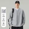 Outono 2026 Novo Moletom Masculino de Gola Redonda com Mangas Longas, Peça Falsa de Duas Peças, Simples, Moderno, Marca, Moletom Masculino de Gola V Falso de Duas Peças