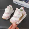 Zapatos deportivos para caminar para niñas, zapatos de suela de goma antideslizantes, zapatos funcionales de suela blanda, nuevos modelos de primavera, zapatos blancos ligeros con velcro para niños