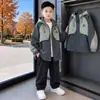 Jaqueta de primavera e outono para meninos 2026 novo estilo, trench coat casual coreano fino com capuz para crianças mais velhas, moderno