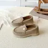 Nuevos mocasines infantiles de estilo británico para primavera y otoño, zapatos casuales slip-on de suela blanda para niños y niñas