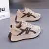 Zapatos de mujer con suela gruesa y bloques de color, estilo Forrest Gump, nueva colección 2026, parte superior de piel, zapatillas casuales que aumentan la altura, disponibles para venta al por mayor y dropshipping, AM1105