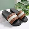Comercio Exterior Europeo y Americano talla grande Zapatillas de Fondo Grueso de una Palabra para Mujer Uso Transfronterizo Remache Combinación de Colores Fondo Suave Sandalias y Zapatillas de Playa en stock