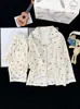 Conjunto de loungewear infantil fino e leve para primavera e outono, com um cardigã de manga comprida e um conjunto de pijama de algodão estilo coreano com estampa de nuvens para meninas