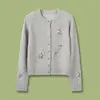 26 Novo Cardigan de Lã com Lantejoulas e Contas Feito à Mão Outono/Inverno, Macio e Aconchegante, Gola Redonda, Suéter Feminino Cinza da Moda com Ombreiras