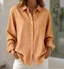 Nuevas camisas de manga larga para otoño/invierno para mujeres europeas y americanas, con diseños sencillos y modernos de cuadros y rayas, y un cuello camisero casual.