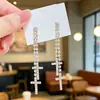Brincos de corrente longa com franja e cruz totalmente cravejados de diamantes luxuosos, brincos longos doces e cool cravejados de diamantes, elegantes e atmosféricos para banquetes