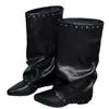 Botas plataforma de bico fino com tachas em couro, botas femininas de salto grosso acima do joelho, estilo retrô, efeito emagrecedor e um visual que faz você parecer mais alta