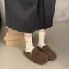 Meias Pantufas Peludas de Lã de Carneiro com Solado Grosso e Bico Fechado para Mulheres 2026 Moda Inverno Pantufas Quentes para Usar em Casa ou ao Ar Livre