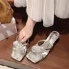Zapatos de tacón de aguja con punta cuadrada de hadas, sandalias versátiles para el día a día, nicho 2026 nuevos tacones altos florales de perlas retro franceses