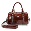 Bolso cruzado de hombro de alta gama transfronterizo de nicho nuevo, versátil y moderno para mujer, gran capacidad, diseño de ala tachonado, adecuado para el trabajo