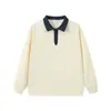 Polos personalizados con bloques de color y logotipos impresos o bordados, adecuados para instituciones educativas, guarderías y como uniformes para maestros; polos de manga larga