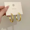 Brincos de Argola Grandes Dourados Europeus e Americanos Estilo Exagerado Irregular Torcidos para Café, Design Moderno e Versátil, Brincos de Alta Qualidade para Mulheres