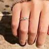 Anillo de Cola Japonés y Coreano Simple Bicolor Nicho Círculo Delgado Anillo Geométrico Microincrustado Diseño de Brazo Oscilante Moda Anillo Estilo Coreano