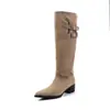 Botas femininas Chuyuji estilo retrô em camurça damasco, afuniladas, com cano largo, bico fino, salto grosso, over-the-knee em jeans, estilo western