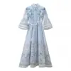 Vestido elegante de estilo francês para comércio exterior transfronteiriço com gola alta, mangas sino e estampa floral, corte justo, que valoriza a silhueta, saia longa com barra ampla