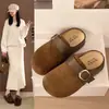 Decoração de Fivela de Metal Sapatos Preguiçosos Roupa Externa Feminina 2026 Outono Novo Sapatos Birkenstock Sola Grossa Aumento Oculto de Altura Bico Fechado Meias Chinelo