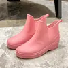 Botas de lluvia de moda transfronterizas para mujer, zapatos de una sola capa, enlace, botas de lluvia versátiles para exteriores, zapatos de goma antideslizantes para cocina
