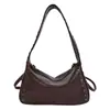 Colección nueva 2025: Bolsas de axila de moda y minimalistas para el verano, con un diseño elegante y sofisticado con detalles de remaches y una forma acolchada, perfectas para un look cool y chic