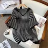 Blusa de Verão Feminina Estilo Coreano Duas Cores com Capuz Manga Três Quartos Listrada Solta Efeito Emagrecedor Cobre o Quadril Roupa de Fora Estilo Roupa de Trabalho Camiseta