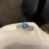 Anillo de Diamantes de Alto Carbono Seiko Color Santa María Artificial Diamante Aguamarina en Forma de Corazón Lujo Ligero Corte Flor de Hielo Anillo de Amor para Mujer