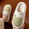 Chinelos de algodão com sola grossa para mulheres, novo modelo outono e inverno 2026, chinelos de algodão color block quentes para casa, vestuário masculino para exterior