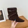 Botas de tornozelo retrô estilo francês com salto oculto, couro macio, nova coleção outono 2026 feminina, apresentando fivela de cinto e design estilo western, com detalhes plissados e de salto na perna
