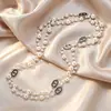 Elegante collar largo de perlas estilo coreano para mujer, versátil para otoño e invierno, exquisita cadena para suéter, colgante de letra simple y único, venta al por mayor
