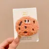 Broche de pelúcia fofo de desenho animado para mulheres, perfeito para outono e inverno, um acessório fresco e estiloso para bolsas, doce e simples, versátil e ideal para roupas e acessórios DIY