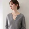 Elegante y versátil, este suéter de cachemira estilo Henley, semiabierto y con cuello en V, presenta botones de concha y mangas largas, lo que lo hace perfecto para la oficina