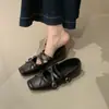 Sapatilhas de bico quadrado com tiras cruzadas e sola reta para mulheres 2026 Chegada Nova da Primavera Mary Janes de bico quadrado, boca rasa e laço Tendência